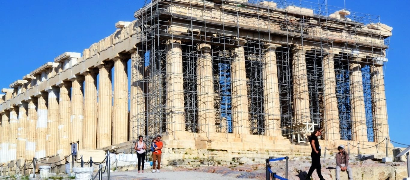 BBC: «Θα προλάβει την τουριστική περίοδο η Ελλάδα; - Άδεια η Ακρόπολη»
